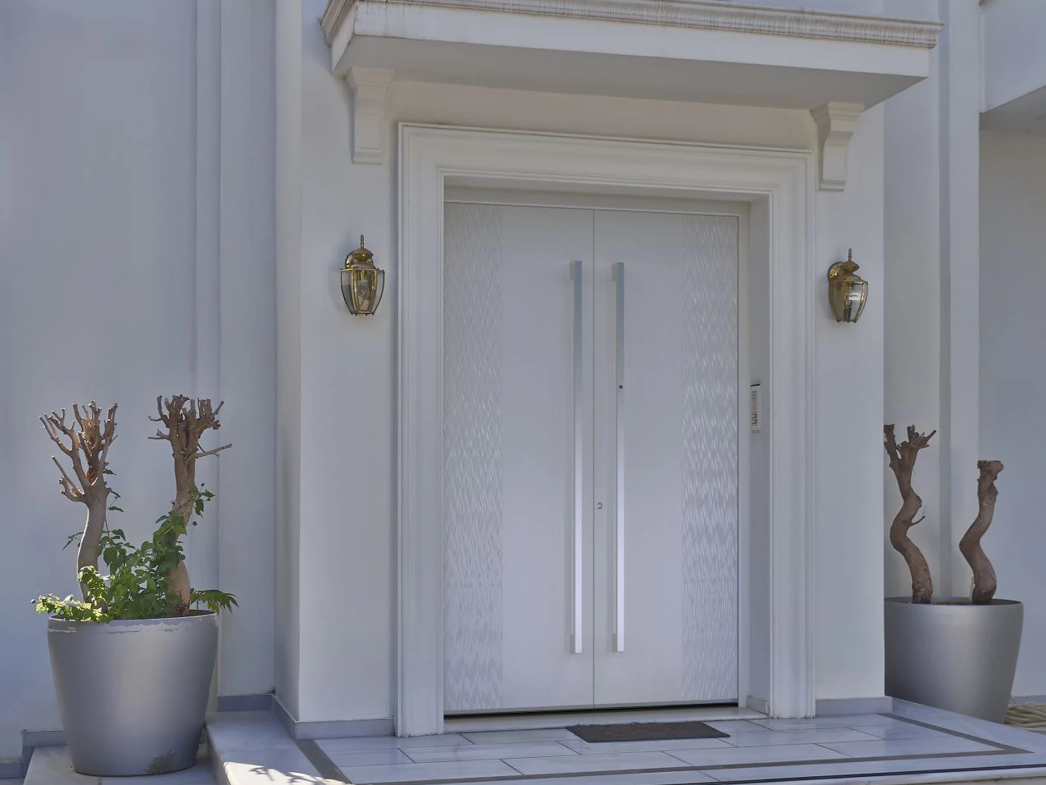 Pirnar front door with CrystalLux handle and illuminated threshold — real project