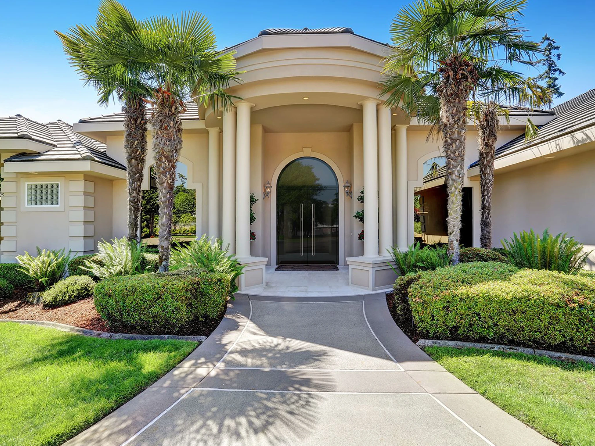 Aluminum entry door with rectangular pull handle installed at a private house
